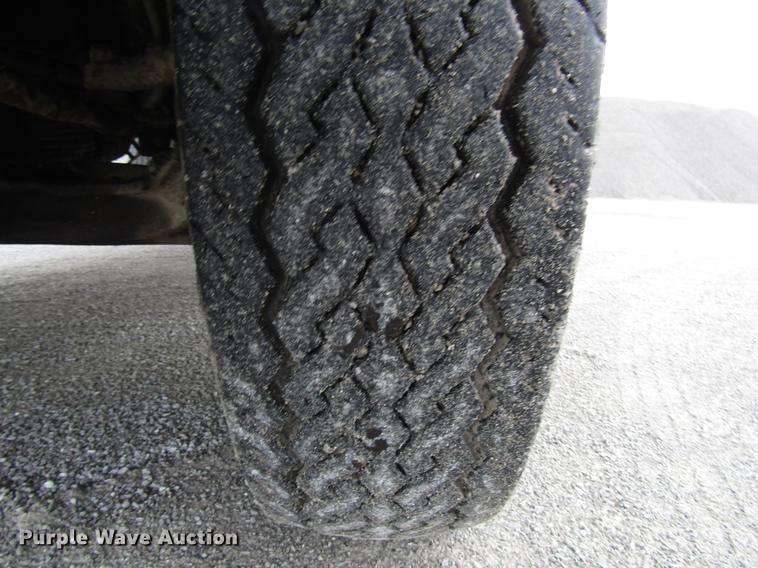 image for item DF7933 1984 Ford B700 oil distribution truck