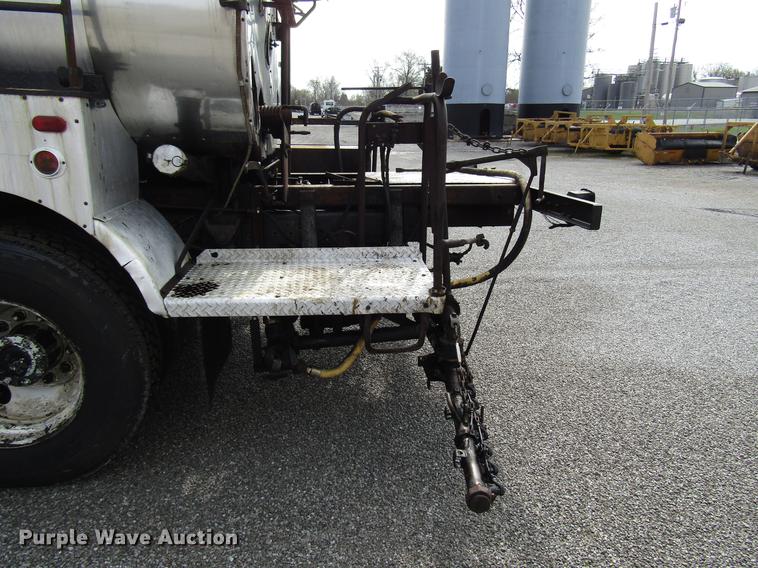 image for item DF7934 1997 GMC C7500 oil distribution truck