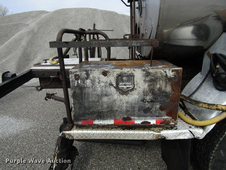 image for item DF7934 1997 GMC C7500 oil distribution truck