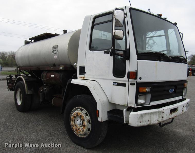 image for item DF7935 1988 Ford CF8000 oil distribution truck