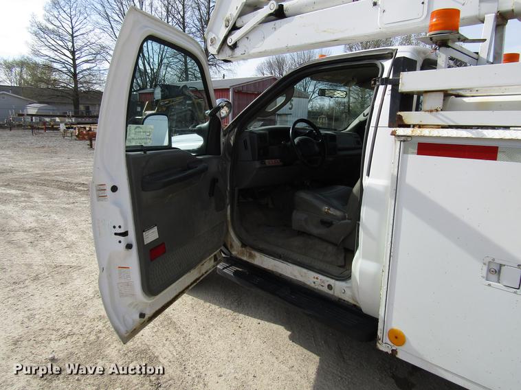 image for item DF7945 2004 Ford F550 Super Duty bucket truck