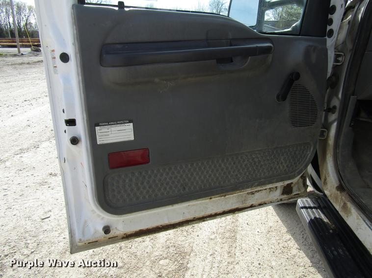 image for item DF7945 2004 Ford F550 Super Duty bucket truck