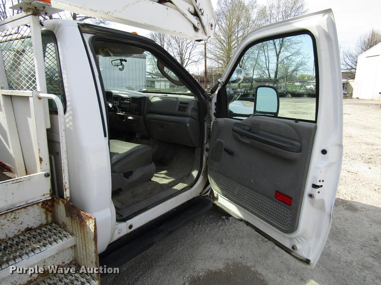 image for item DF7945 2004 Ford F550 Super Duty bucket truck