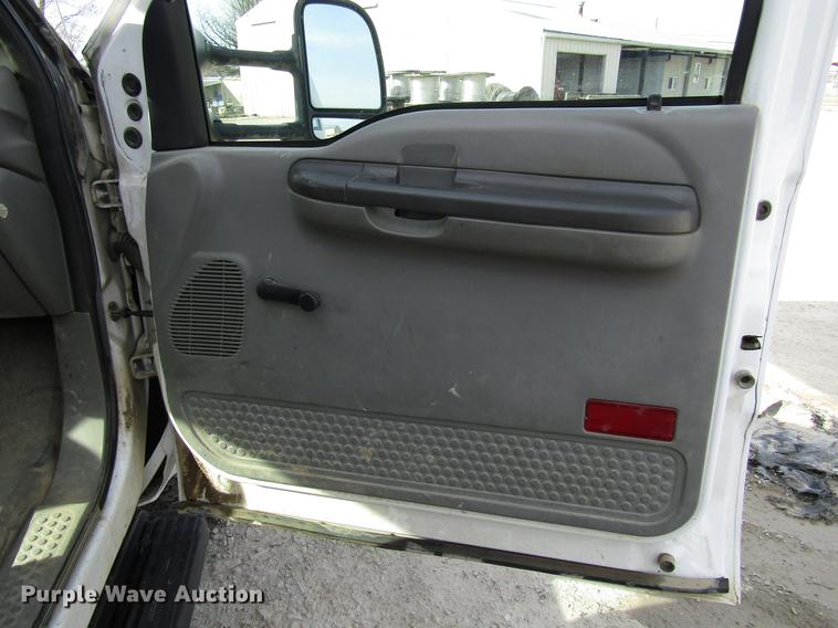 image for item DF7945 2004 Ford F550 Super Duty bucket truck