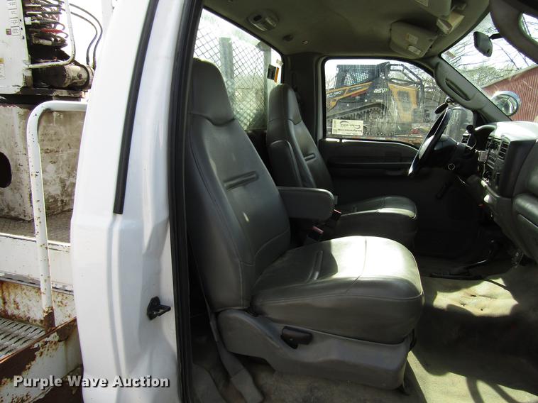 image for item DF7945 2004 Ford F550 Super Duty bucket truck