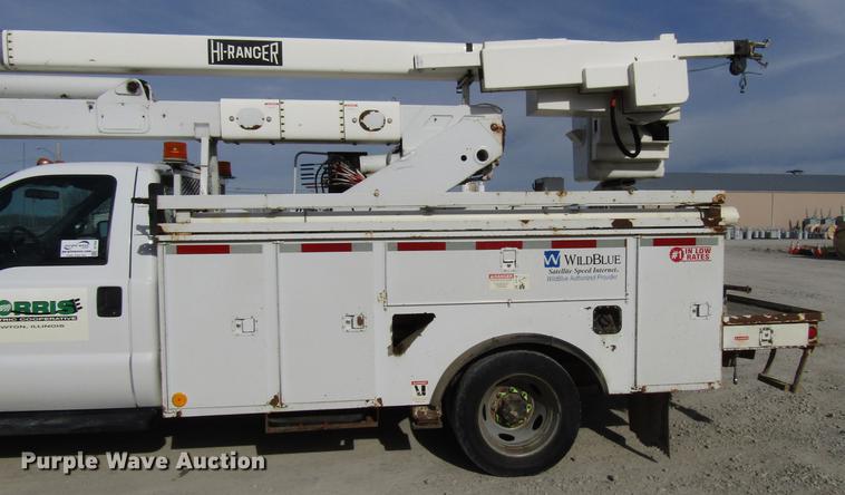 image for item DF7945 2004 Ford F550 Super Duty bucket truck