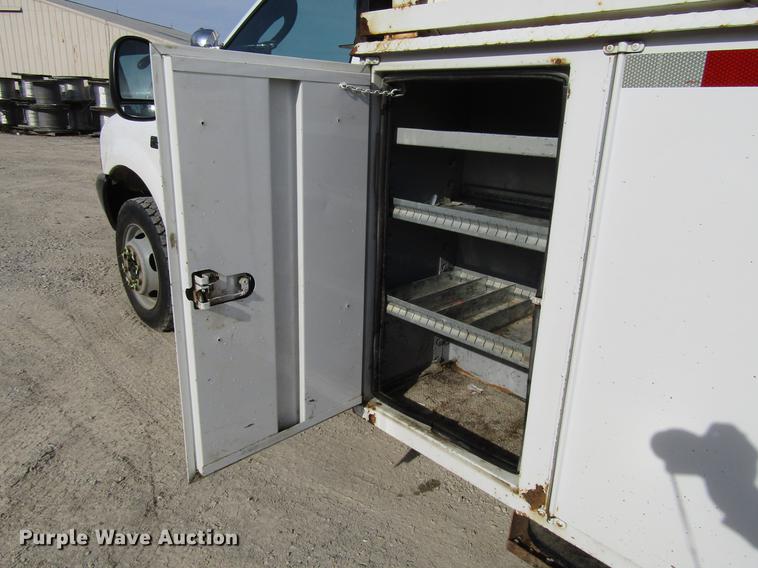image for item DF7945 2004 Ford F550 Super Duty bucket truck