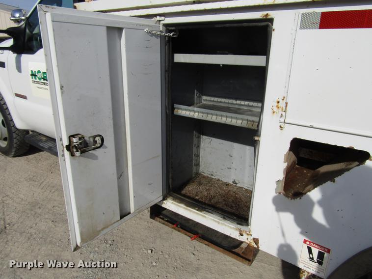 image for item DF7945 2004 Ford F550 Super Duty bucket truck