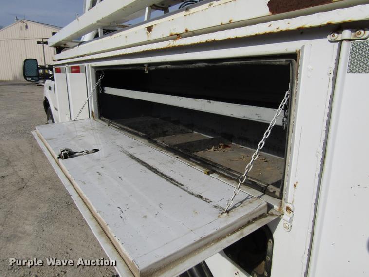image for item DF7945 2004 Ford F550 Super Duty bucket truck