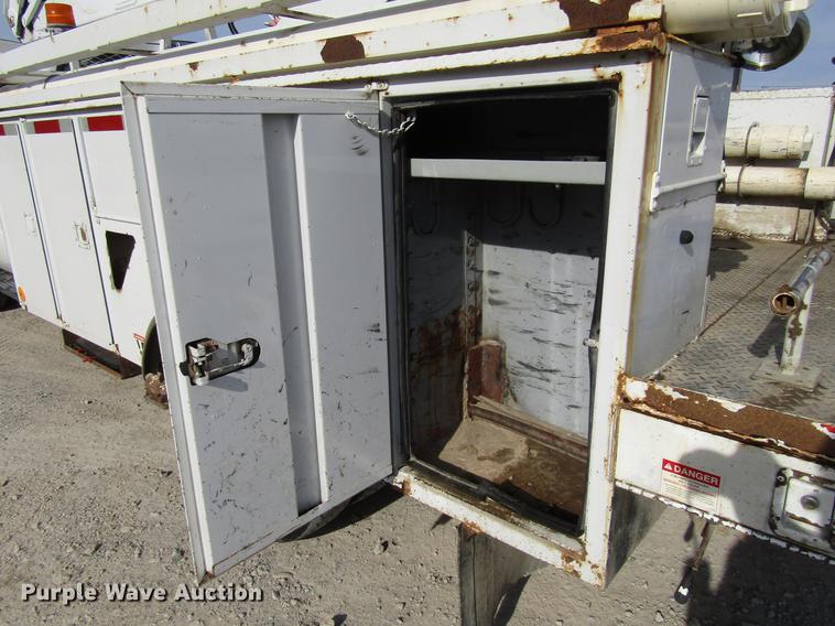 image for item DF7945 2004 Ford F550 Super Duty bucket truck