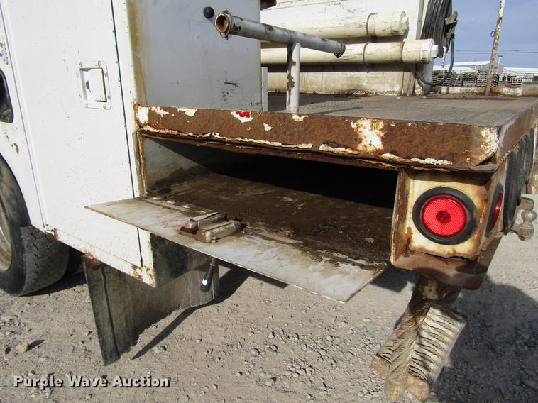 image for item DF7945 2004 Ford F550 Super Duty bucket truck