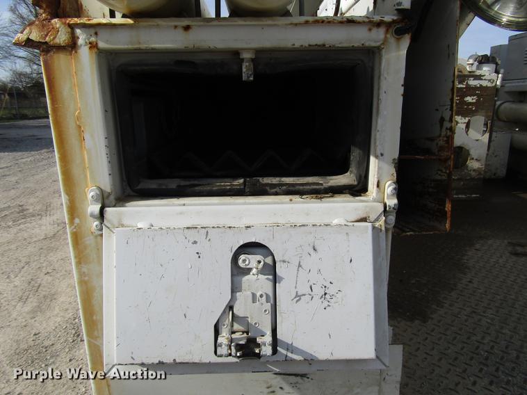 image for item DF7945 2004 Ford F550 Super Duty bucket truck