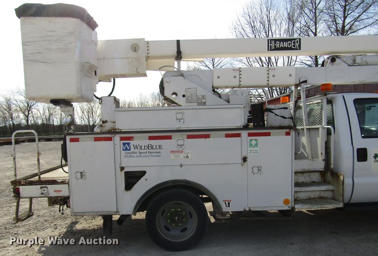 image for item DF7945 2004 Ford F550 Super Duty bucket truck