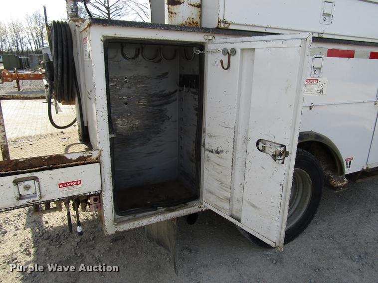 image for item DF7945 2004 Ford F550 Super Duty bucket truck