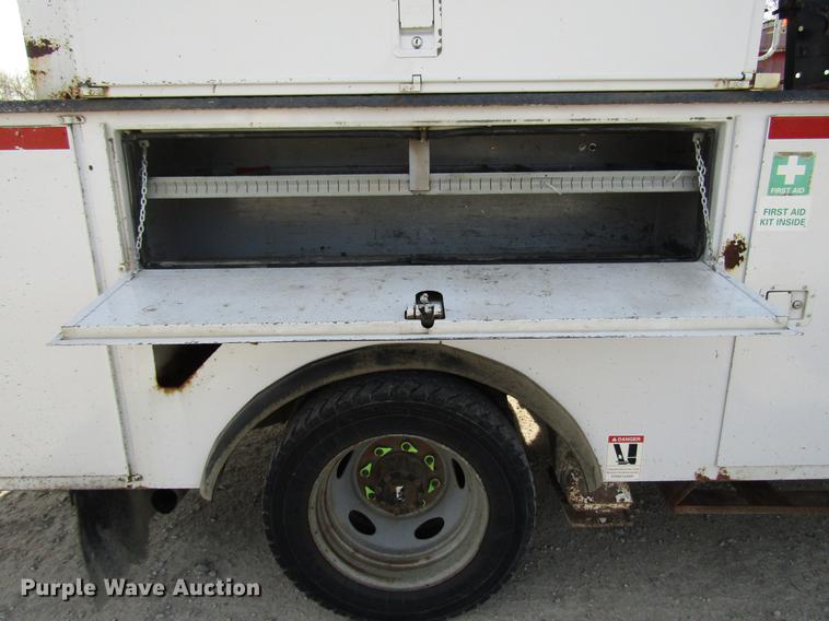 image for item DF7945 2004 Ford F550 Super Duty bucket truck