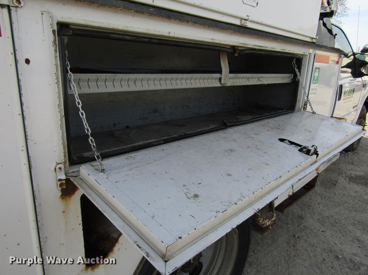 image for item DF7945 2004 Ford F550 Super Duty bucket truck