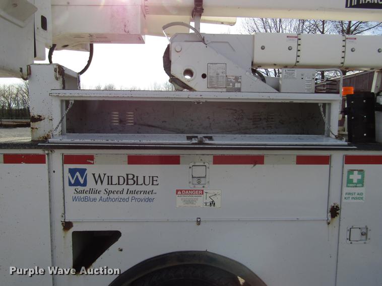 image for item DF7945 2004 Ford F550 Super Duty bucket truck