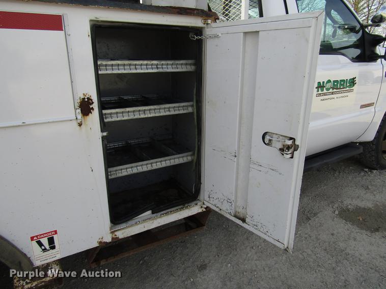 image for item DF7945 2004 Ford F550 Super Duty bucket truck