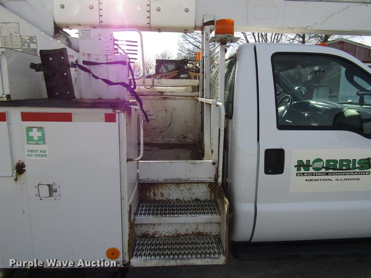 image for item DF7945 2004 Ford F550 Super Duty bucket truck