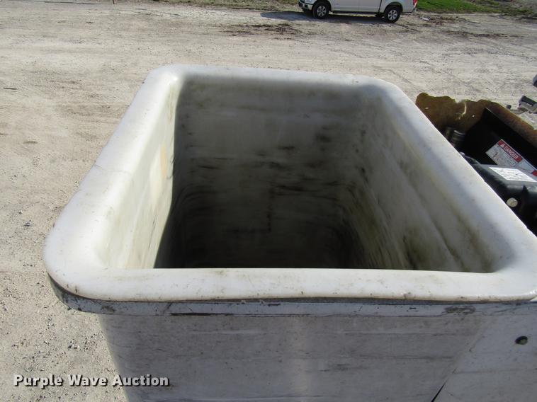 image for item DF7945 2004 Ford F550 Super Duty bucket truck