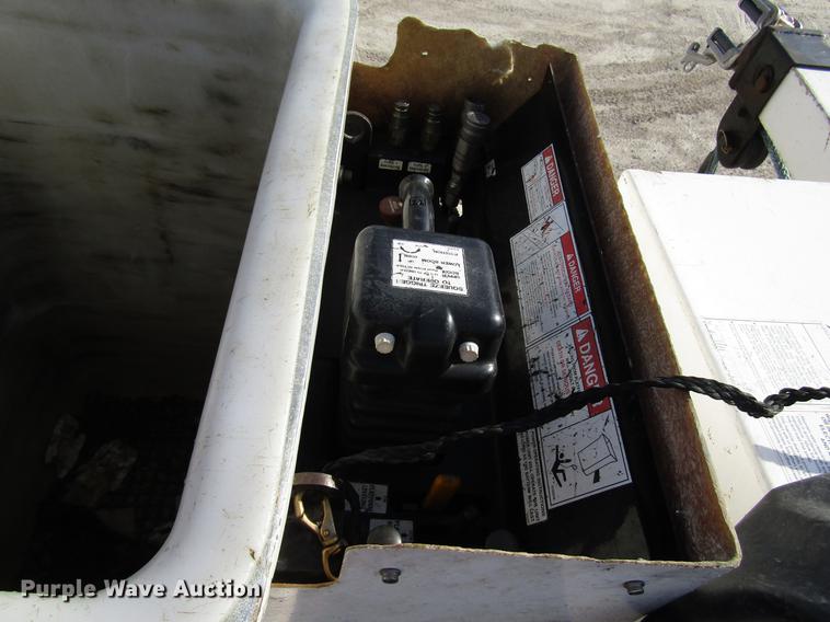 image for item DF7945 2004 Ford F550 Super Duty bucket truck