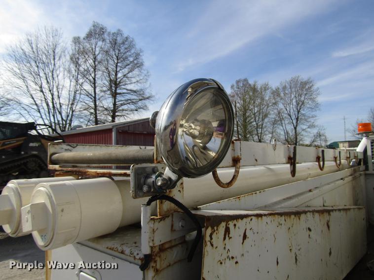 image for item DF7945 2004 Ford F550 Super Duty bucket truck