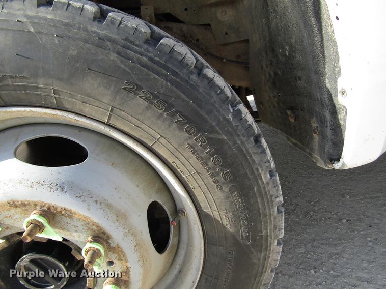 image for item DF7945 2004 Ford F550 Super Duty bucket truck