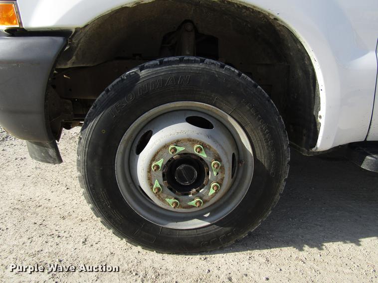 image for item DF7945 2004 Ford F550 Super Duty bucket truck