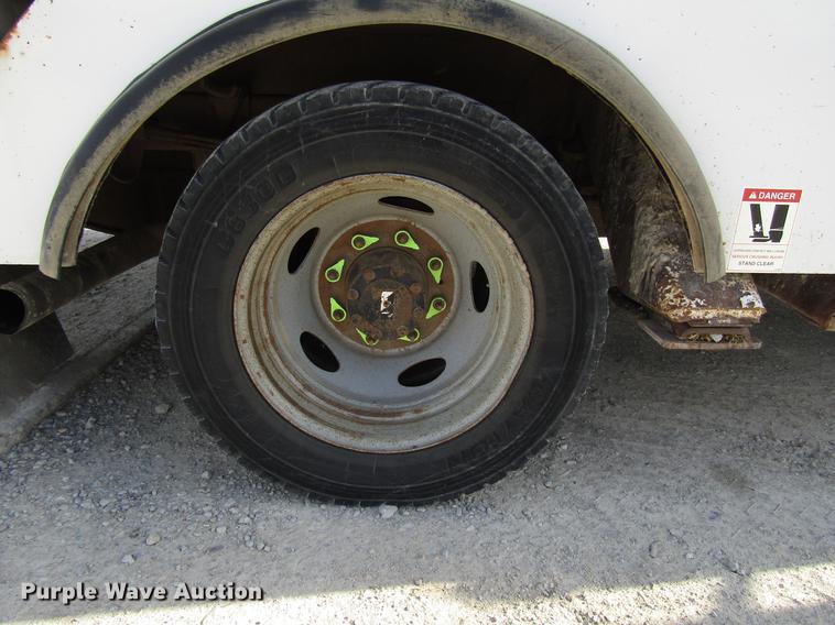 image for item DF7945 2004 Ford F550 Super Duty bucket truck