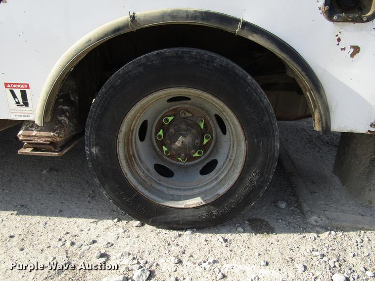 image for item DF7945 2004 Ford F550 Super Duty bucket truck