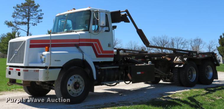 image for item DG3958 2000 Volvo WB roll-off container truck