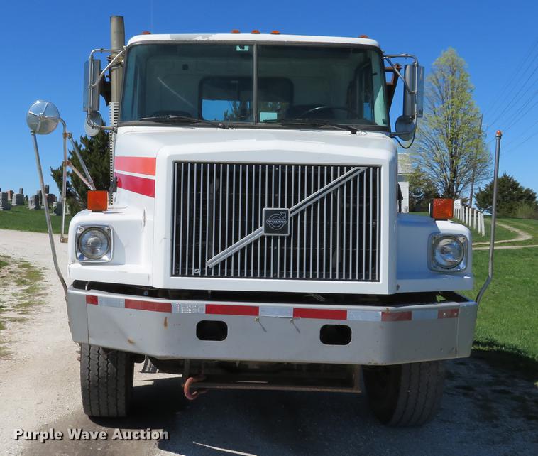 image for item DG3958 2000 Volvo WB roll-off container truck