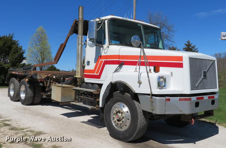 image for item DG3958 2000 Volvo WB roll-off container truck