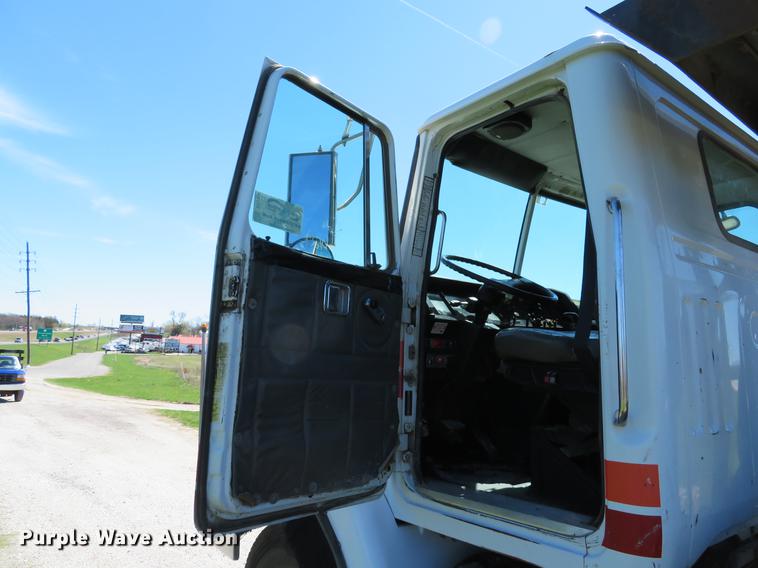 image for item DG3958 2000 Volvo WB roll-off container truck