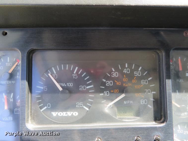 image for item DG3958 2000 Volvo WB roll-off container truck