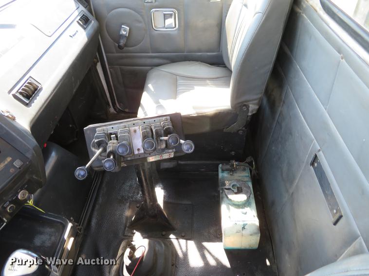 image for item DG3958 2000 Volvo WB roll-off container truck