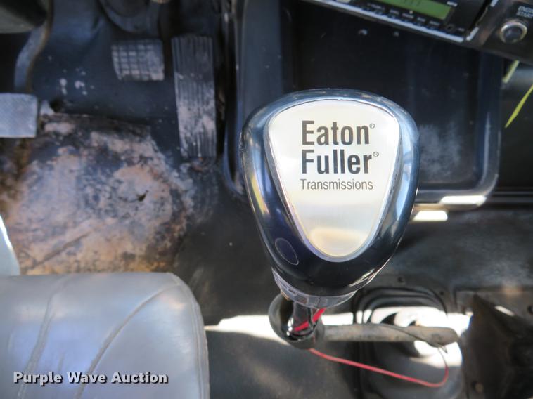 image for item DG3958 2000 Volvo WB roll-off container truck