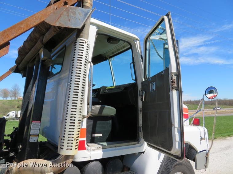 image for item DG3958 2000 Volvo WB roll-off container truck