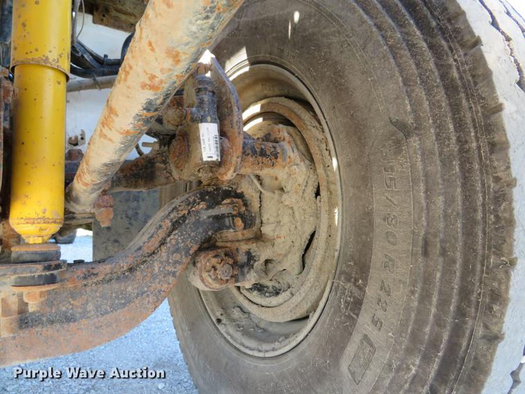 image for item DG3958 2000 Volvo WB roll-off container truck