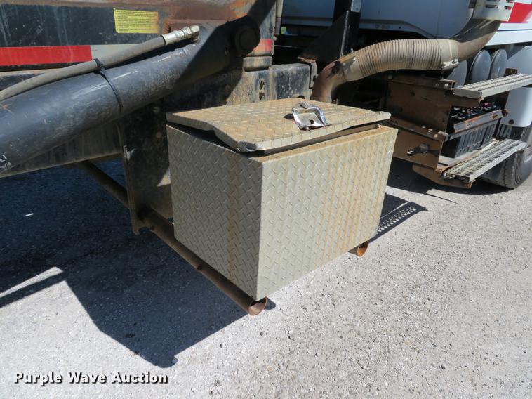 image for item DG3958 2000 Volvo WB roll-off container truck