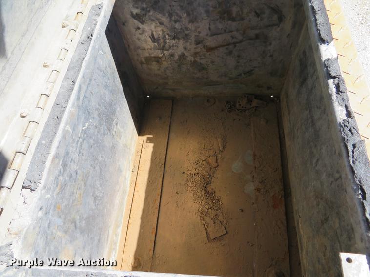 image for item DG3958 2000 Volvo WB roll-off container truck