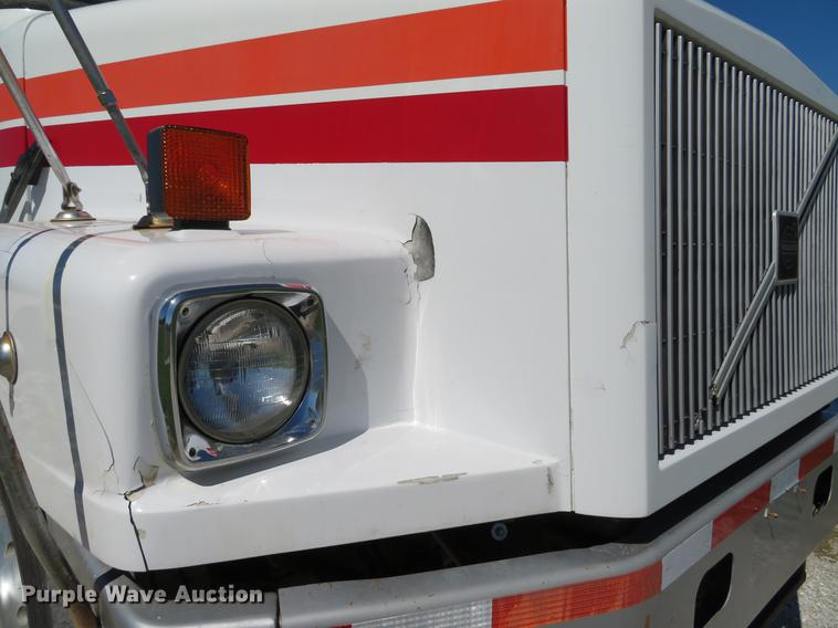 image for item DG3958 2000 Volvo WB roll-off container truck