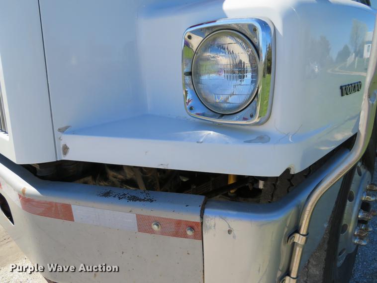 image for item DG3958 2000 Volvo WB roll-off container truck