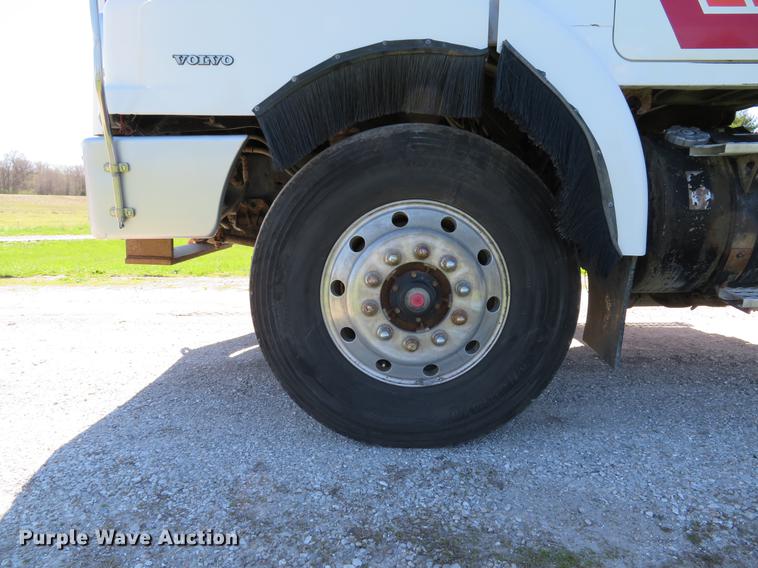 image for item DG3958 2000 Volvo WB roll-off container truck