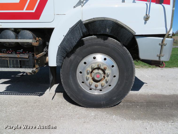 image for item DG3958 2000 Volvo WB roll-off container truck