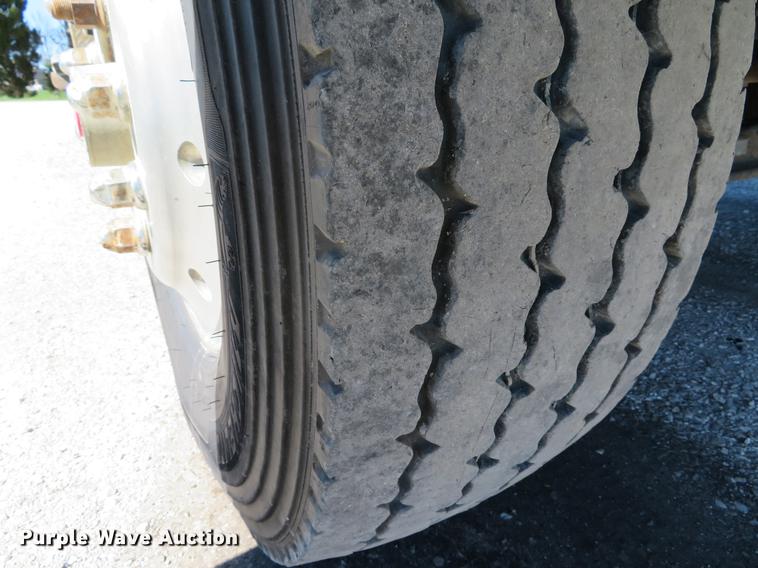 image for item DG3958 2000 Volvo WB roll-off container truck