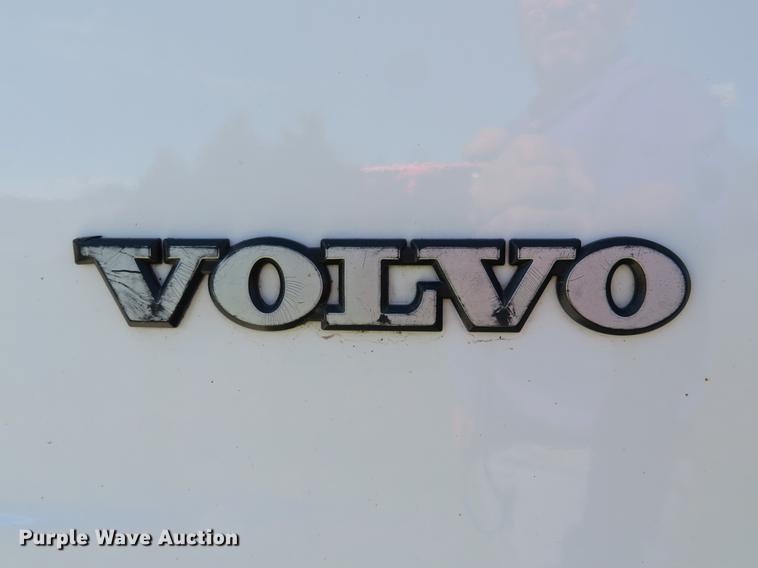 image for item DG3958 2000 Volvo WB roll-off container truck