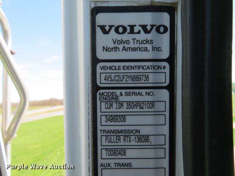 image for item DG3958 2000 Volvo WB roll-off container truck