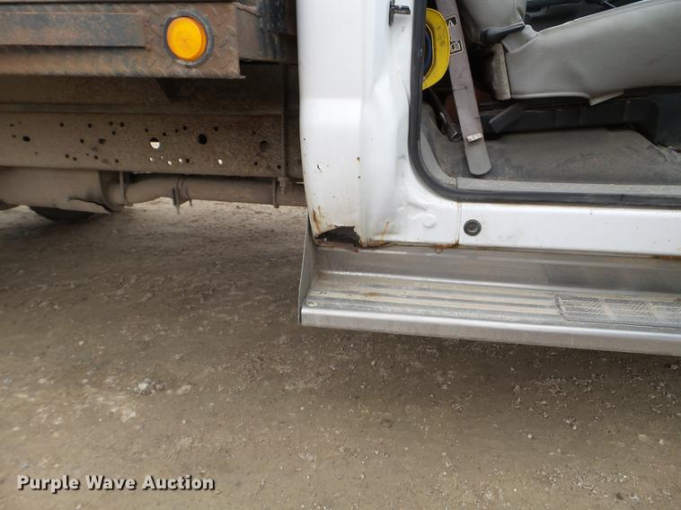 image for item EJ9062 2000 Ford F550 Super Duty flatbed truck