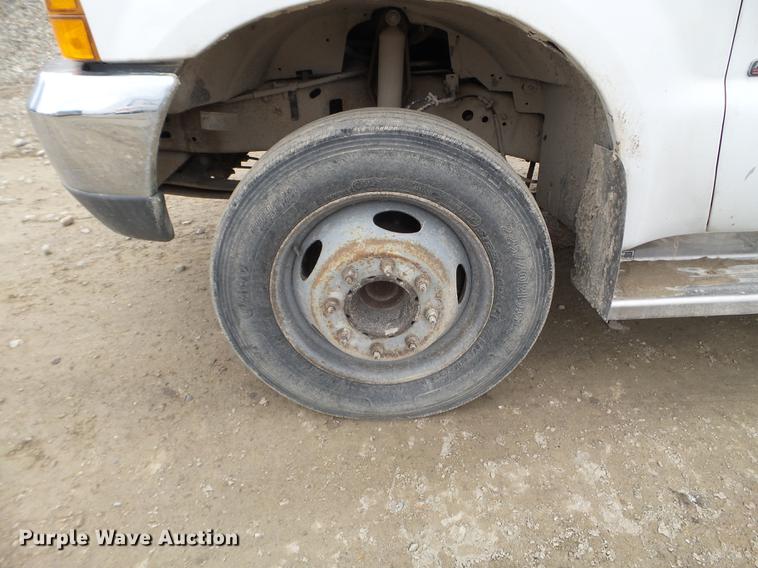 image for item EJ9062 2000 Ford F550 Super Duty flatbed truck